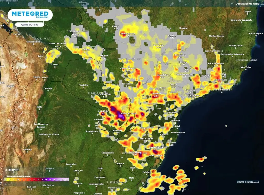 Previsão de densidade de raios para a quinta-feira (24) à tarde (13h), mostrando as regiões com maior probabilidade de tempestades