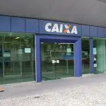 Segundo Douglas dos Santos Silva relatou à polícia, a retirada do dinheiro na agência da Caixa em Açailândia, no Maranhão, ‘atendeu à ordem de um homem armado, que o surpreendeu em casa e determinou o saque, mediante ameaças a ele e à sua família’ | Foto: Reprodução/Wikimedia Commons