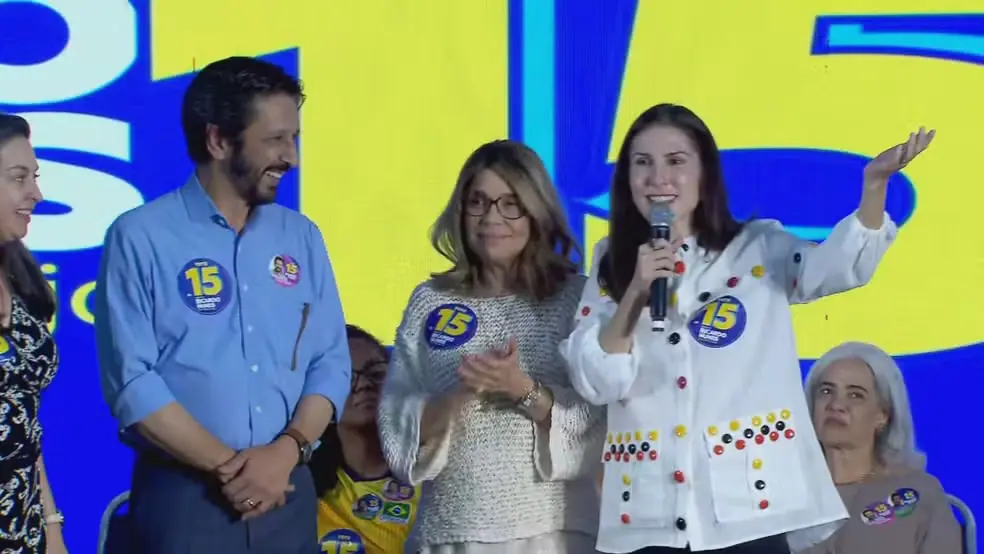 No dia seguinte à definição do primeiro turno em São Paulo, a candidata derrotada pelo Novo, Marina Helena, subiu no palanque para declarar apoio a Ricardo Nunes (MDB) | Foto: Reprodução/TV Globo