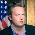 Matthew Perry ficou conhecido principalmente por seu papel icônico como Chandler Bing na série de sucesso Friends | Foto: Reprodução/Wikimedia Commons
