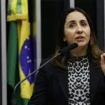 A deputada federal Adriana Ventura (Novo-SP) protocolou o Projeto de Lei (PL) 4.018/2024, que visa a limitar a participação remunerada de autoridades em 'mercado de palestras', financiados por instituições privadas | Foto: Divulgação/Câmara dos Deputados