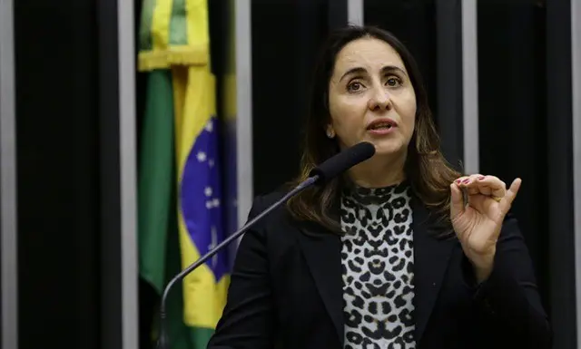 A deputada federal Adriana Ventura (Novo-SP) protocolou o Projeto de Lei (PL) 4.018/2024, que visa a limitar a participação remunerada de autoridades em 'mercado de palestras', financiados por instituições privadas | Foto: Divulgação/Câmara dos Deputados