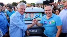 Sandro Mabel e seu principal 'cabo eleitoral', o governador de Goiás, Ronaldo Caiado: futuro prefeito é dono de indústria e tem fortuna declarada de R$ 313 milhões | Foto: Reprodução/Facebook