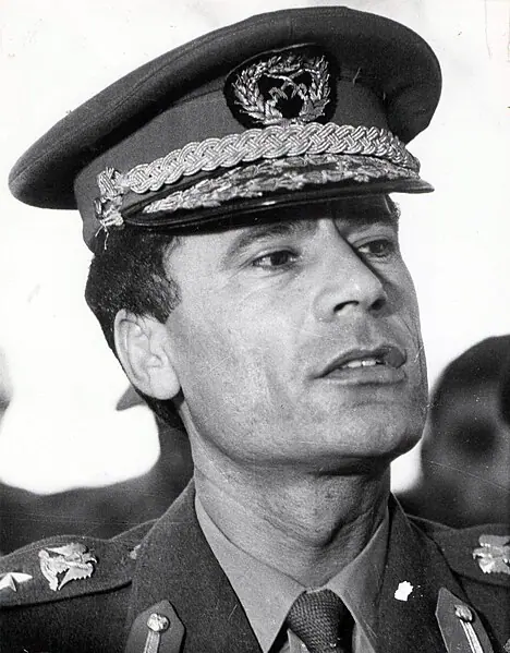 Muammar al-Gaddafi, em 1970, em visita à Iugoslávia | Foto: Reprodução/Wikimedia Commons