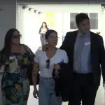 Momento em que a técnica em laboratório se entrega à polícia, no caso dos contágios por HIV