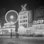O Moulin Rouge se tornou tema frequente nas obras do pintor Henri de Toulouse-Lautrec, que capturou a essência de suas salas, dançarinas e frequentadores | Foto: Reprodução/Wikimedia Commons