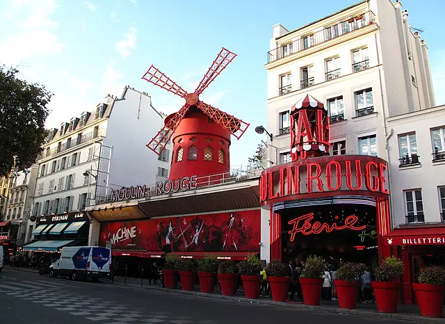 Atualmente, o Moulin Rouge ainda oferece diversas atrações que evocam a atmosfera da Paris do fim do século 19, a fim de manter vivo o espírito da Belle Époque | Foto: Reprodução/Wikimedia Commons