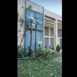 Imagens mostram a janela danificada, com rachaduras e marcas da explosão deixadas pelo drone | Foto: Reprodução/Redes sociais