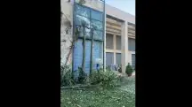 Imagens mostram a janela danificada, com rachaduras e marcas da explosão deixadas pelo drone | Foto: Reprodução/Redes sociais