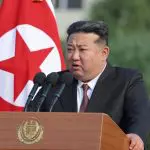 O ditador Kim Jong-un discursa aos militares da Coreia do Norte | Foto: Divulgação/Korean Central News Agency