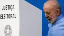 Lula, durante seu voto no primeiro turno das eleições municipais de 2024, na manhã deste domingo, 6, na Escola Estadual João Firmino Correia, em São Bernardo do Campo (SP) - 6/10/2024 | Foto: Rodilei Morais/FotoArena/Estadão Conteúdo