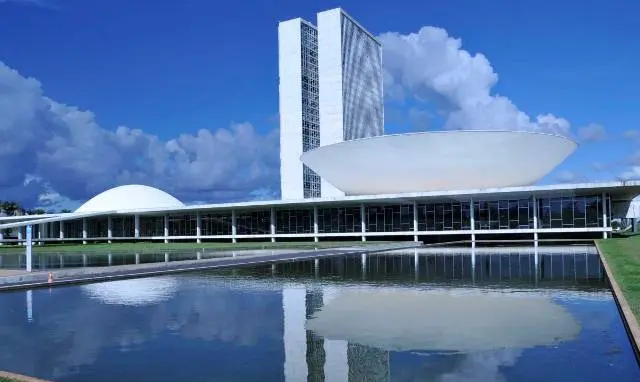 Palácio do Congresso Nacional, onde fica a Câmara dos Deputados brasileira. Lá, deputados votam o projeto de anistia aos presos do 8 de janeiro