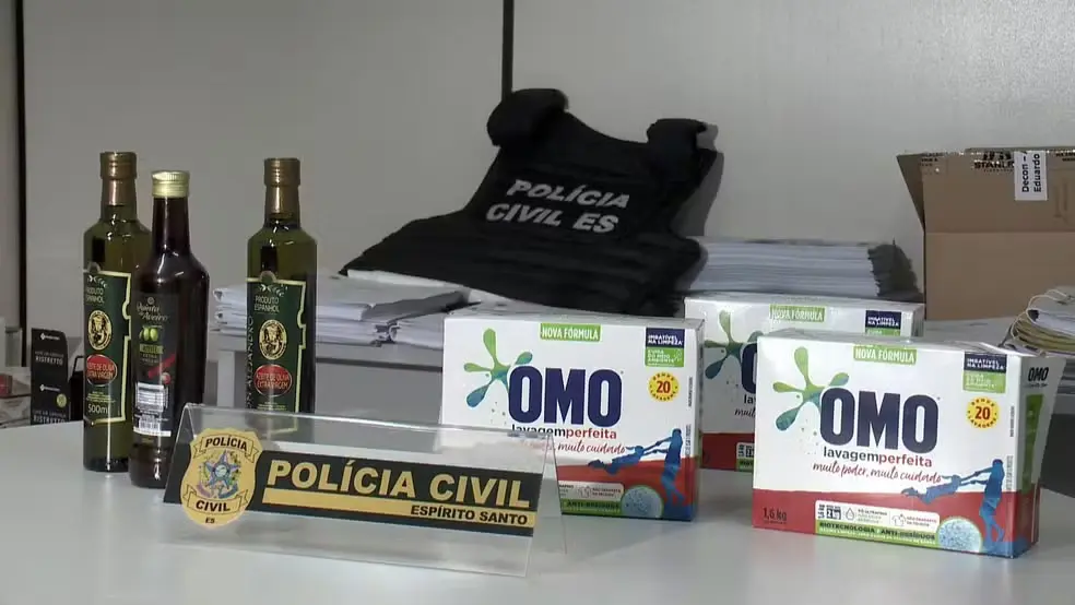 Polícia Civil exibe azeite impróprio para consumo e sabão em pó falsificado: produtos foram apreendidos em mercados e farmácias da Grande Vitória | Foto: Reprodução/TV Gazeta