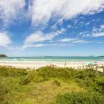 O selo Bandeira Azul se apresenta como um diferencial competitivo para as praias brasileiras; Mariscal, em Bombinhas (SC), está entre as selecionadas | Foto: Reprodução/Flickr