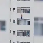Mulher escorrega na janela e registros viralizam na internet | Foto: Redes sociais/Reprodução