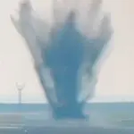 Bomba no aeroporto causou um buraco com cerca de 7 metros de diâmetro | Foto: YouTube/Reprodução