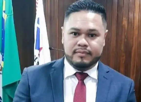 Os vídeos, amplamente divulgados nas redes sociais, evidenciam a aglomeração de pessoas na praça de Coari, enquanto tentam recolher o dinheiro jogado pelo candidato Raione Cabral | Foto: Reprodução/Redes sociais