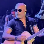 Rick toca violão