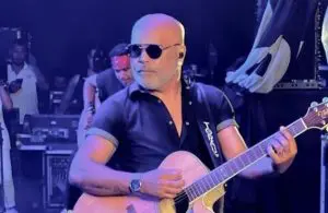 Rick toca violão