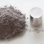 Suas características físicas incluem um ponto de fusão de 1.966°C e uma densidade de 12,41 g/cm³, o que indica uma estrutura molecular forte e estável | Foto: Reprodução/Wikimedia Commons