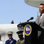 Arnold Schwarzenegger discursa, em 2010, para veteranos a bordo do USS Midway Museum, durante o início da Operação Bem-Vindo ao Lar | Foto: Reprodução/Wikimedia Commons