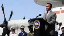 Arnold Schwarzenegger discursa, em 2010, para veteranos a bordo do USS Midway Museum, durante o início da Operação Bem-Vindo ao Lar | Foto: Reprodução/Wikimedia Commons