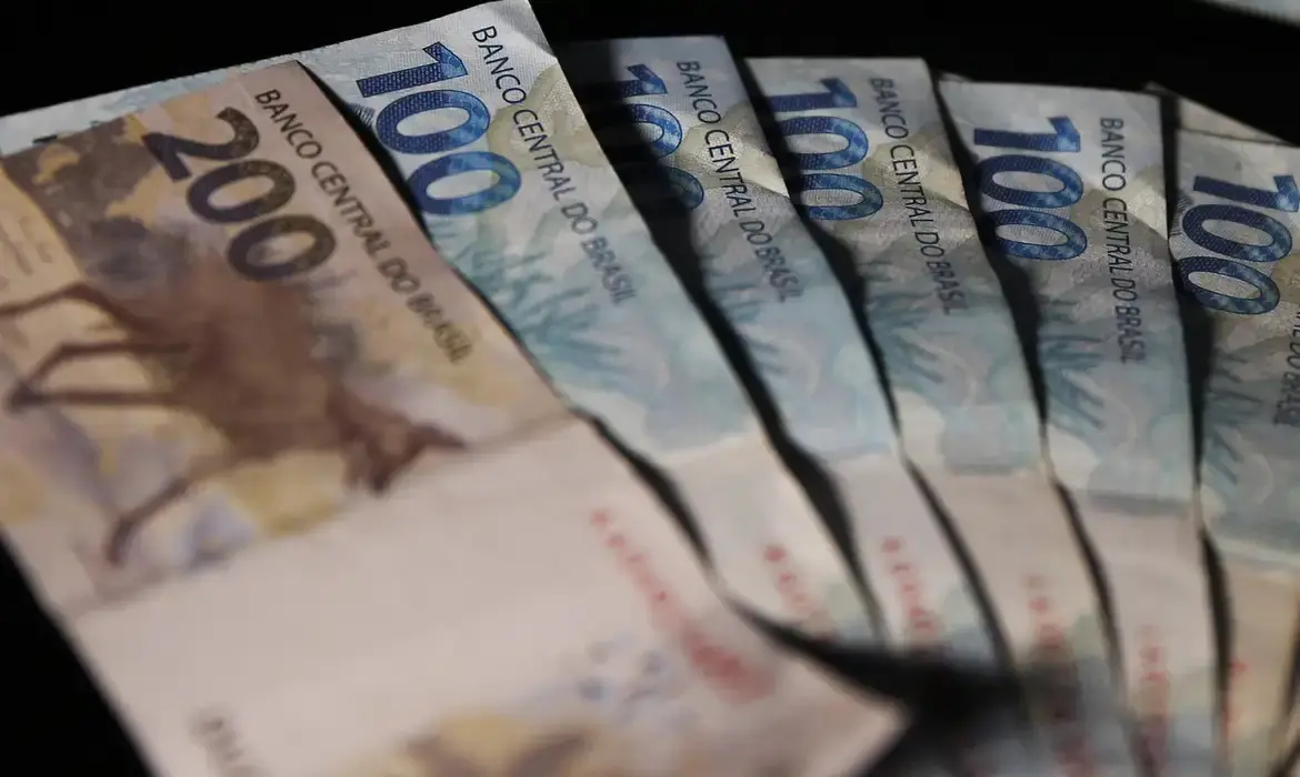 Notas de R$ 100 e uma de R$ 200