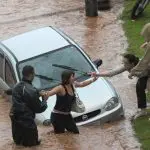Calor traz tempestades que causam alagamentos