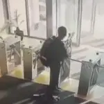 Terrorista com arma na mão, em ataque na Turquia, nesta quarta-feira, 23