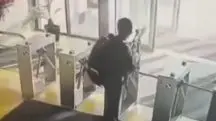 Terrorista com arma na mão, em ataque na Turquia, nesta quarta-feira, 23