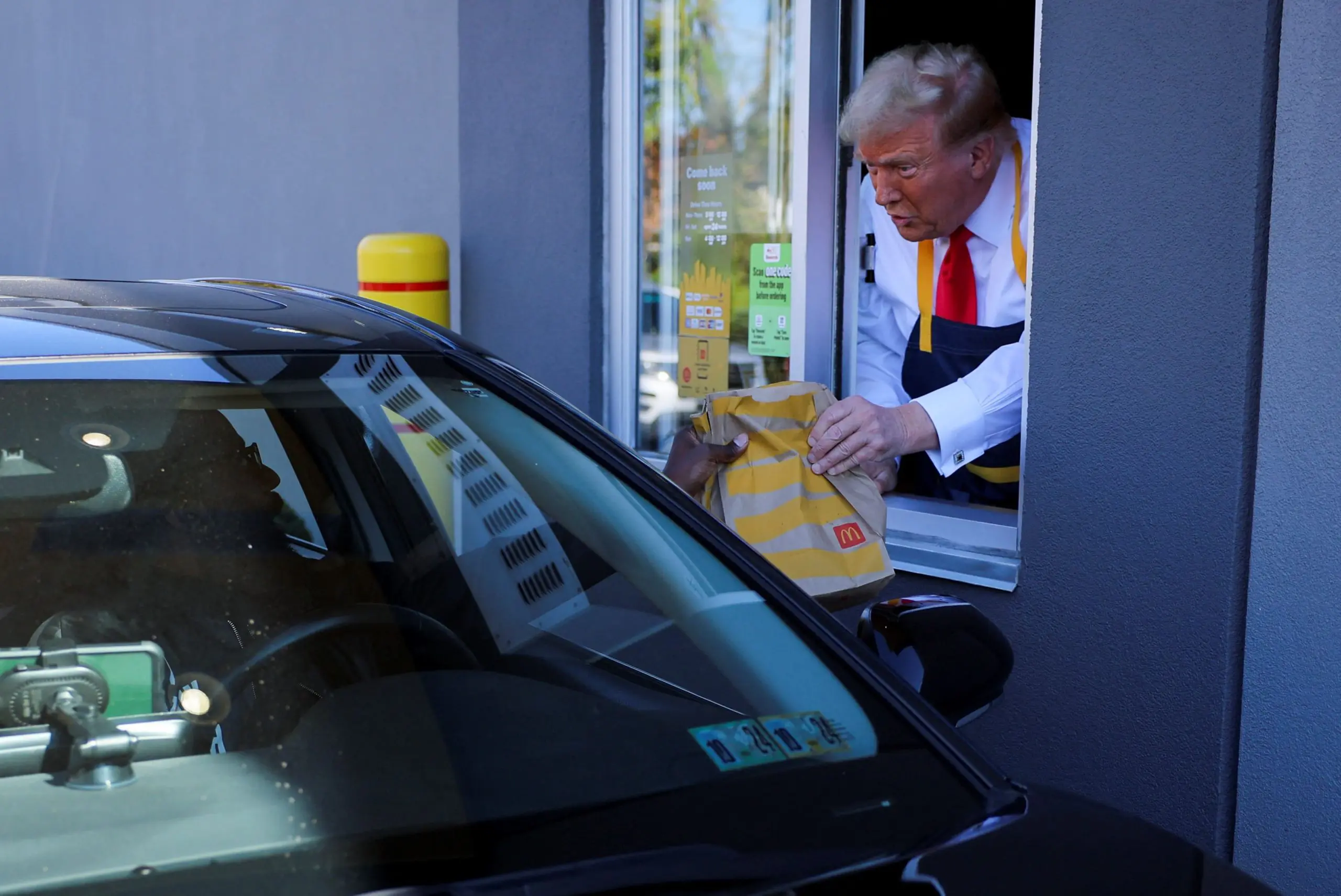 Trump entrega um McLanche feliz para um dos clientes | Foto: Doug Mills/Reuters