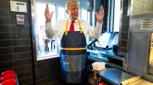 Hoje, especificamente, Trump trabalhou no balcão do drive-through | Foto: Doug Mills/Reuters