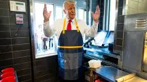 Hoje, especificamente, Trump trabalhou no balcão do drive-through | Foto: Doug Mills/Reuters
