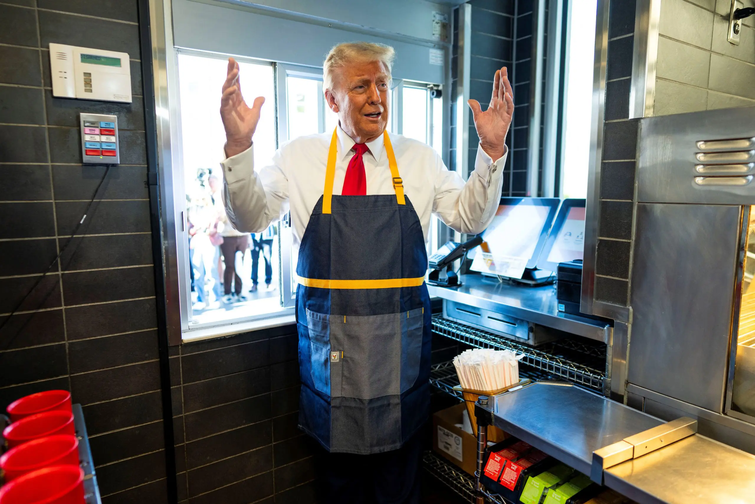 Hoje, especificamente, Trump trabalhou no balcão do drive-through | Foto: Doug Mills/Reuters
