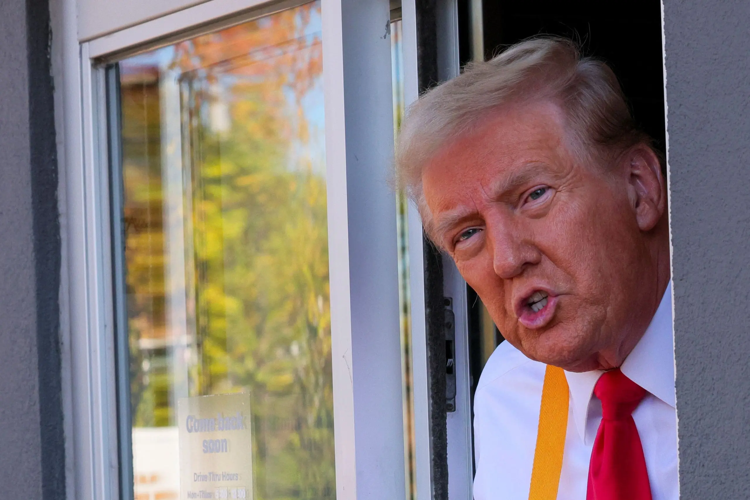 Hoje, especificamente, o republicano trabalhou no balcão do drive-thru | Foto: Doug Mills/Reuters