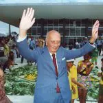Ulisses Guimarães em frente ao Palácio do Planalto