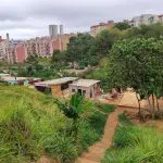 Para chegar a Veneza City é preciso descer uma estreita escada de concreto | Foto: Thiago Vieira/Revista Oeste