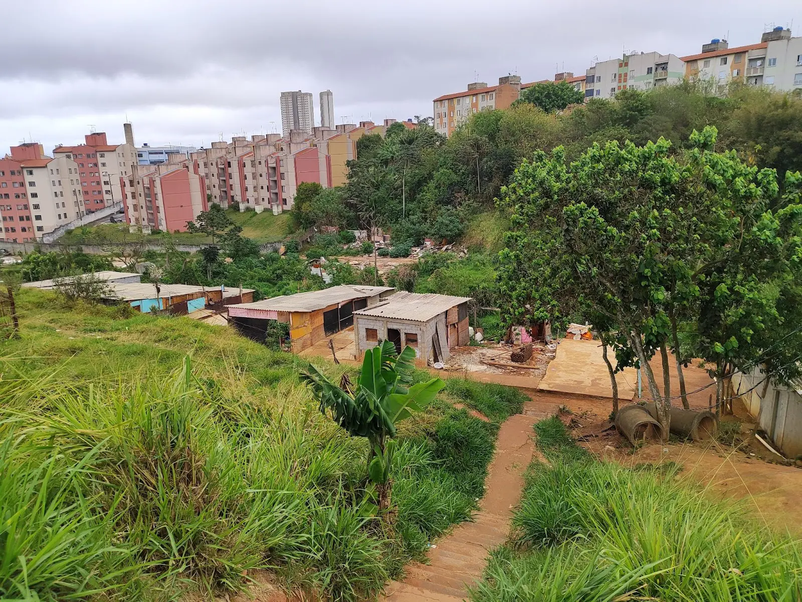 Para chegar a Veneza City é preciso descer uma estreita escada de concreto | Foto: Thiago Vieira/Revista Oeste