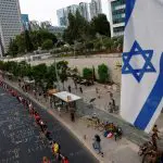 Israel se reúne para homenagear vítimas do ataque mortal de 7 de outubro pelo Hamas | Foto: Gonzalo Fuentes/Reuters