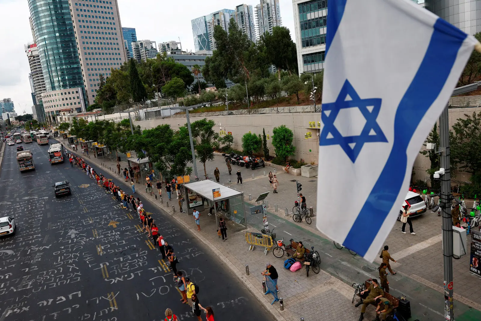 Israel se reúne para homenagear vítimas do ataque mortal de 7 de outubro pelo Hamas | Foto: Gonzalo Fuentes/Reuters