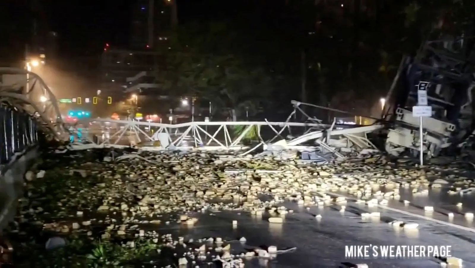 Detritos espalhados em uma rua depois do colapso de um guindaste, durante fortes chuvas e ventos fortes causados pelo Furacão Milton, em São Petersburgo, Flórida | Foto: Mike's Weather Page/via Reuters
