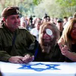 Pessoas choram a morte do sargento Amitai Alon, morto em um ataque de drones do Líbano contra Israel | Foto: Gonzalo Fuentes/Reuters