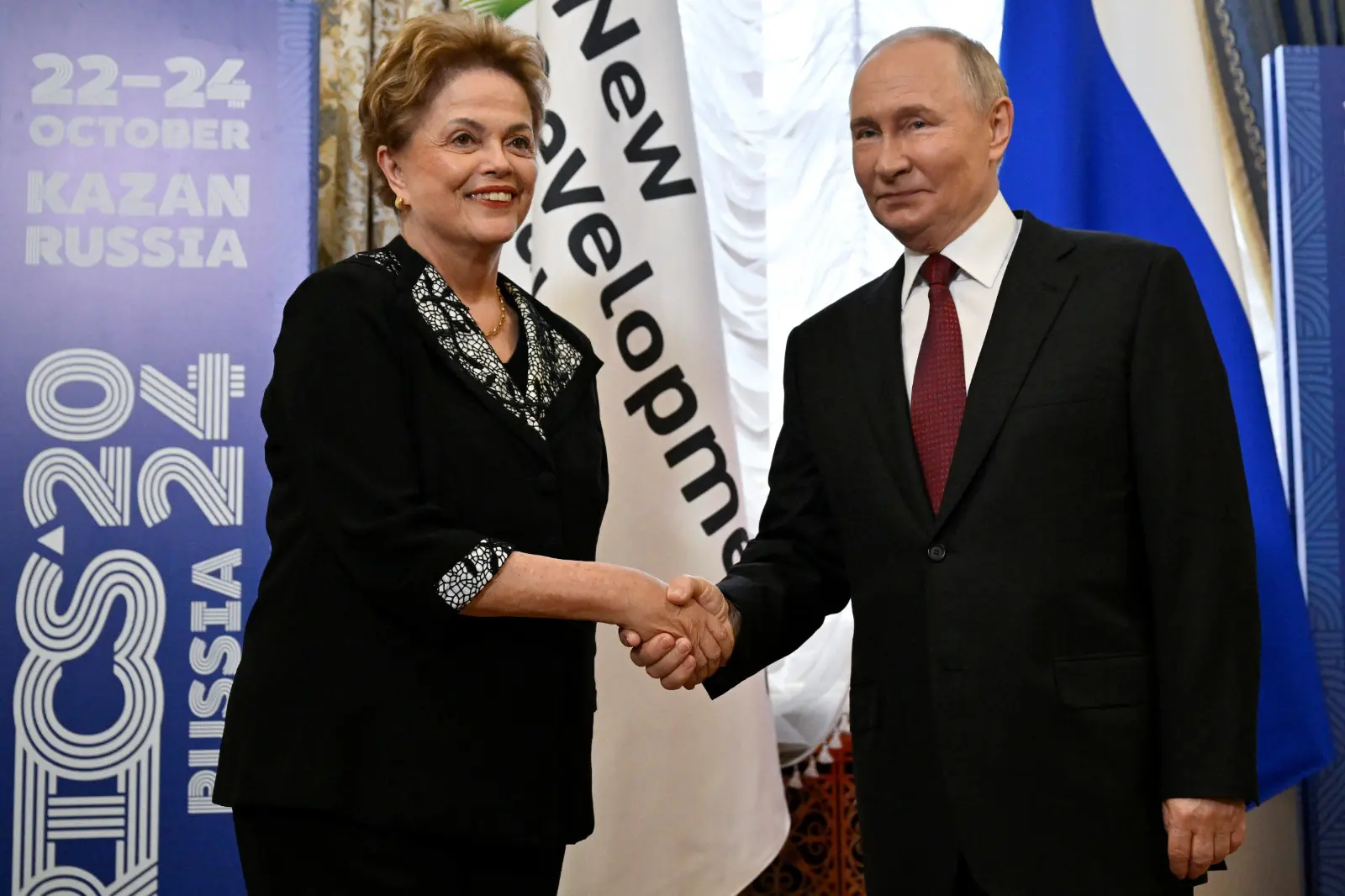 O presidente da Rússia, Vladimir Putin, se reúne com Dilma Rousseff , presidente do Novo Banco de Desenvolvimento e ex-presidente do Brasil, à margem da cúpula do Brics em Kazan, Rússia, em 22 de outubro de 2024