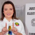 Adriane Lopes posa para fotografia depois de votar no primeiro turno das eleições municipais de 2024; filiada ao PP, ela é candidata à reeleição à Prefeitura de Campo Grande