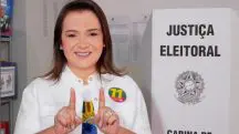Adriane Lopes posa para fotografia depois de votar no primeiro turno das eleições municipais de 2024; filiada ao PP, ela é candidata à reeleição à Prefeitura de Campo Grande