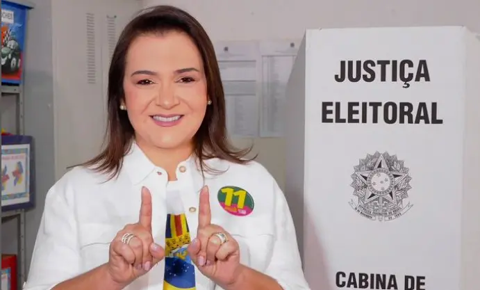 Adriane Lopes posa para fotografia depois de votar no primeiro turno das eleições municipais de 2024; filiada ao PP, ela é candidata à reeleição à Prefeitura de Campo Grande