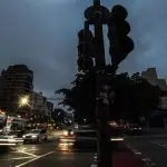 Vista do cruzamento da Avenida Henrique Schaumann com a Rua Teodoro Sampaio com os semáforos desligados por apagão em São Paulo | Foto: Werther Santana/Estadão Conteúdo