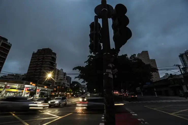 Vista do cruzamento da Avenida Henrique Schaumann com a Rua Teodoro Sampaio com os semáforos desligados por apagão em São Paulo | Foto: Werther Santana/Estadão Conteúdo