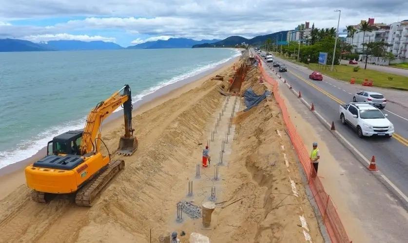 Contenção na Rodovia SP-55, na orla da praia de Massaguaçu, em Caraguatatuba: obra concluída em 2020 não resistiu à forma do mar | Foto: Divulgação/Prefeitura de Caraguatatuba