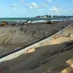 No Morro do Careca, em Natal, sacos de areia para tentar conter o avanço do mar: erosão marinha preocupa ambientalistas | Foto: Magnus Nascimento/Secom/Prefeitura do Natal